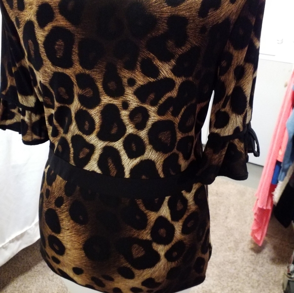 Leopard print top that ties on the side. - Picture 5 of 8